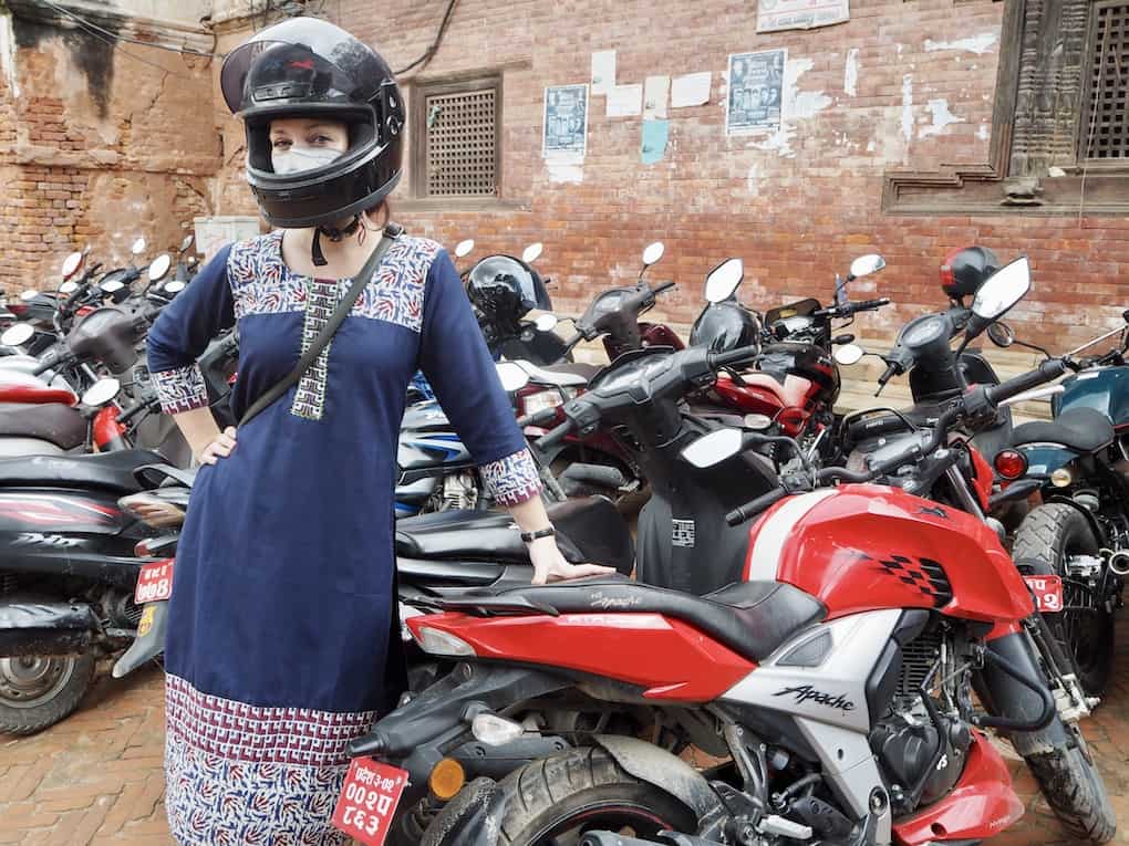 Mit Motorradhelm in Nepal