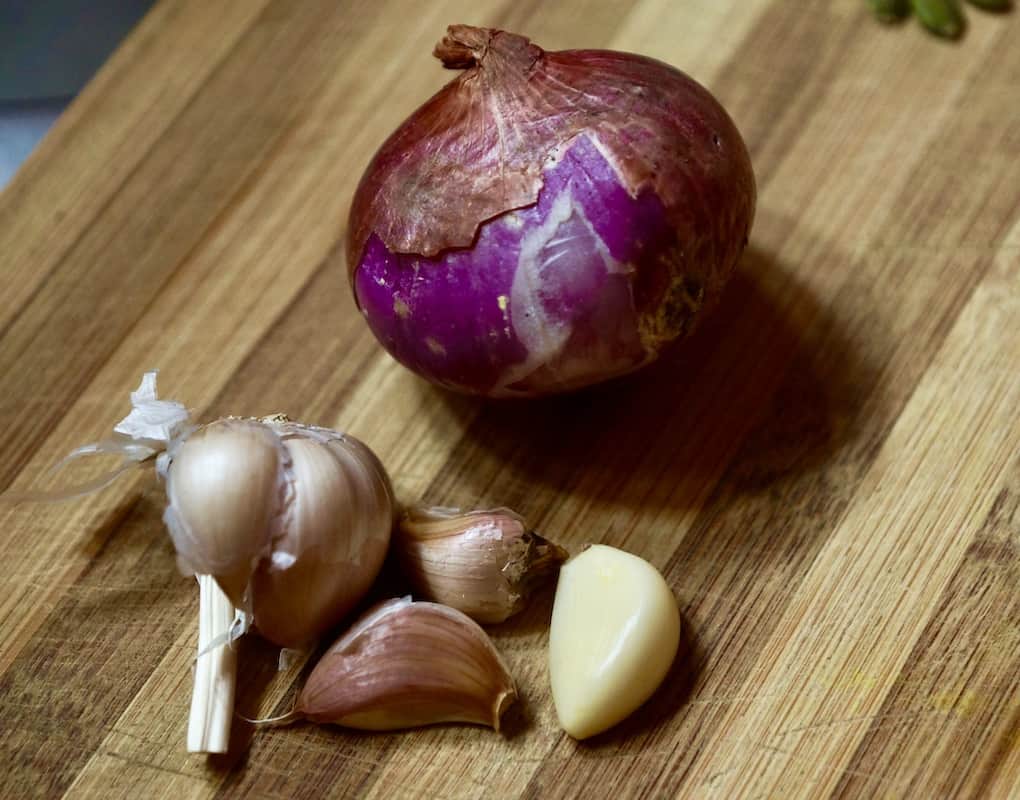 Was essen bei Arthrose? Gern Zwiebeln und Knoblauch