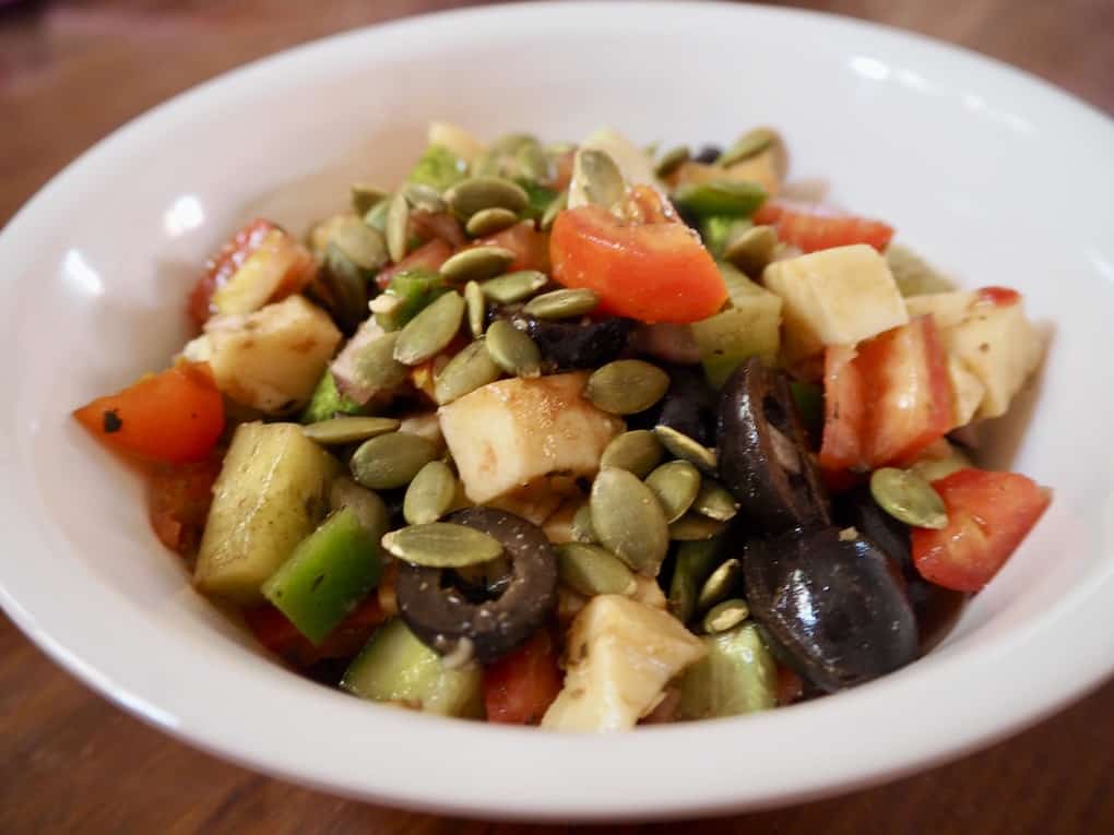 Wie ernähre ich mich richtig bei Arthrose? Salat mit Kürbiskernen