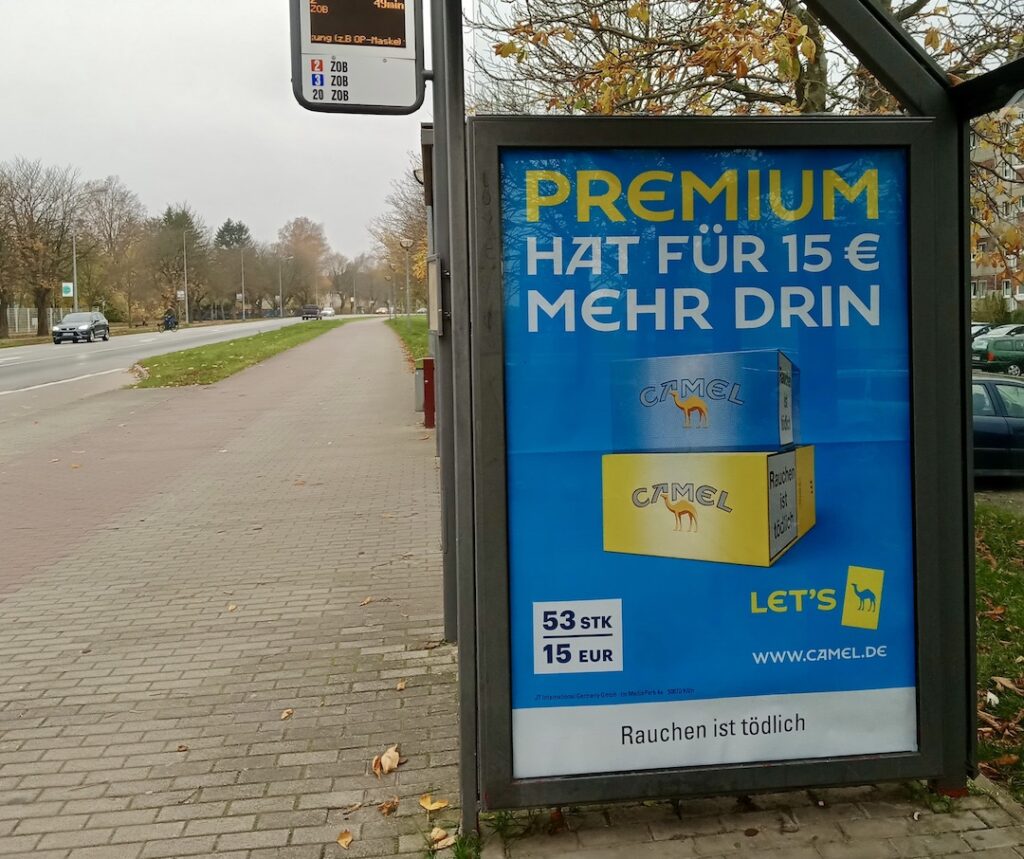 Zigarettenwerbung in Bushaltestelle